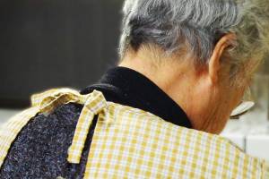 肩の痛み、シルバーカーの高さが原因では? | 介護求人ならカイゴジョブ